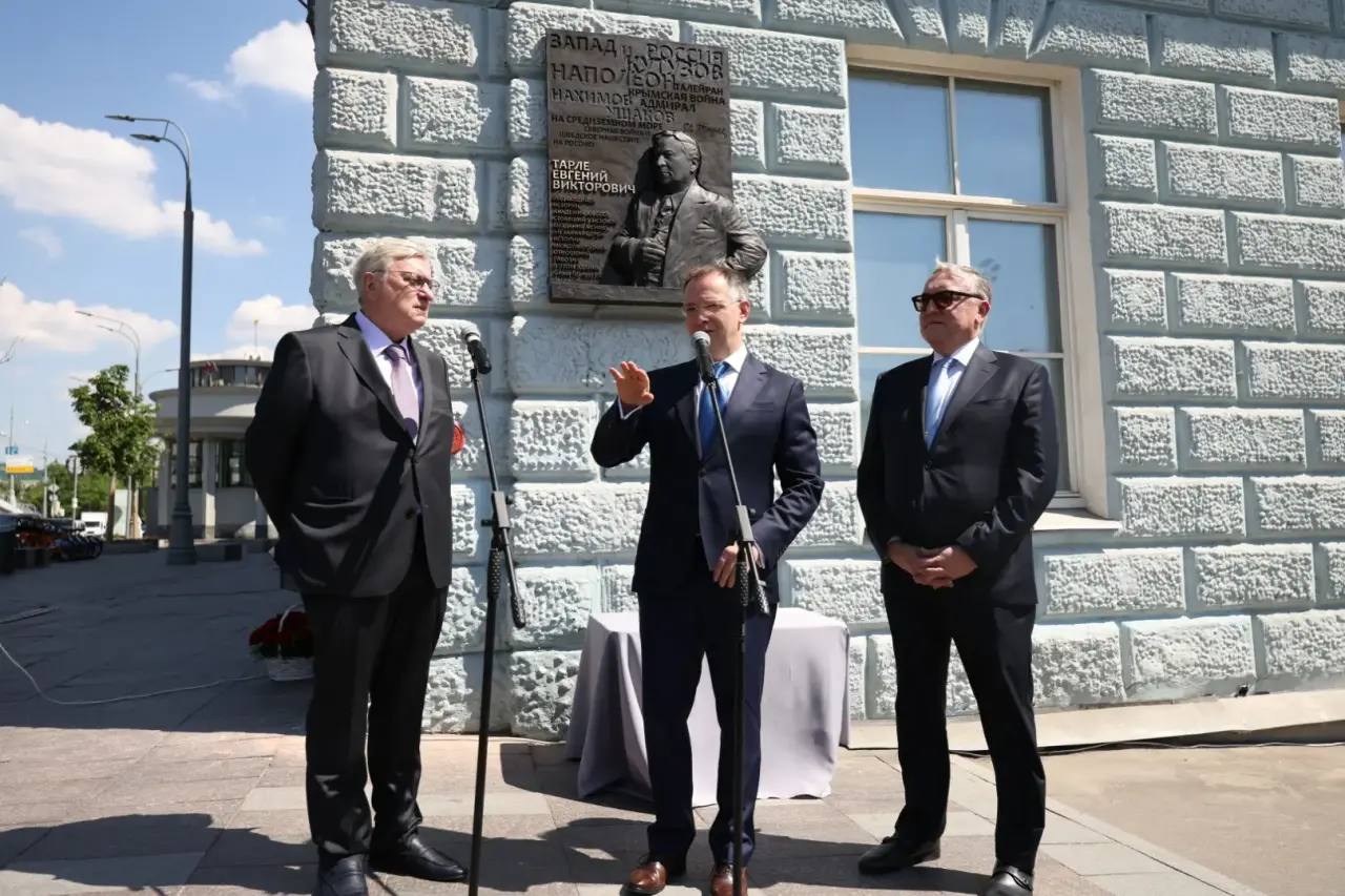 Открыли памятную доску академику Е