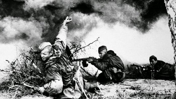 22 июня 

1945 
Приказ Сталина: «В ознаменование победы над Германией назнача…