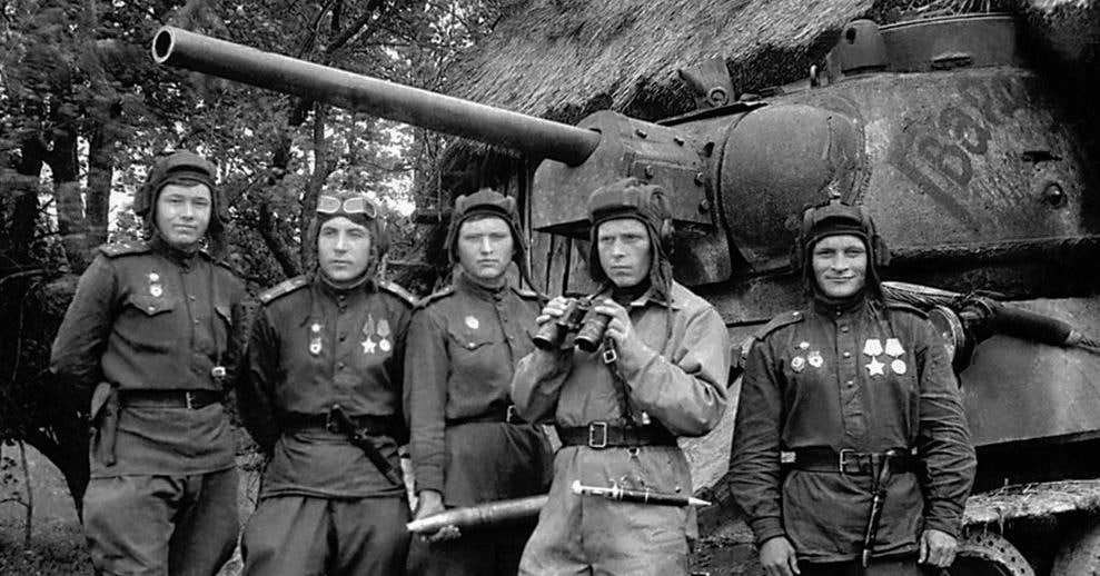 23 июля 

1944 
На башне в центре Львова танкист гв