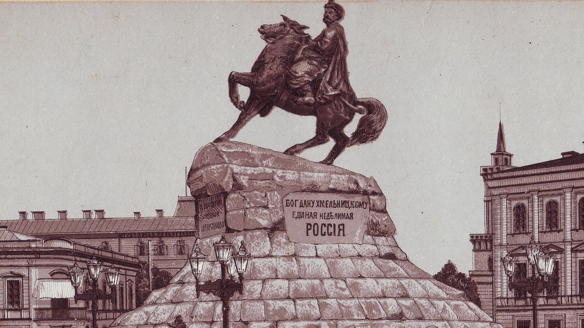 23 июля 

1944 
На башне в центре Львова танкист гв