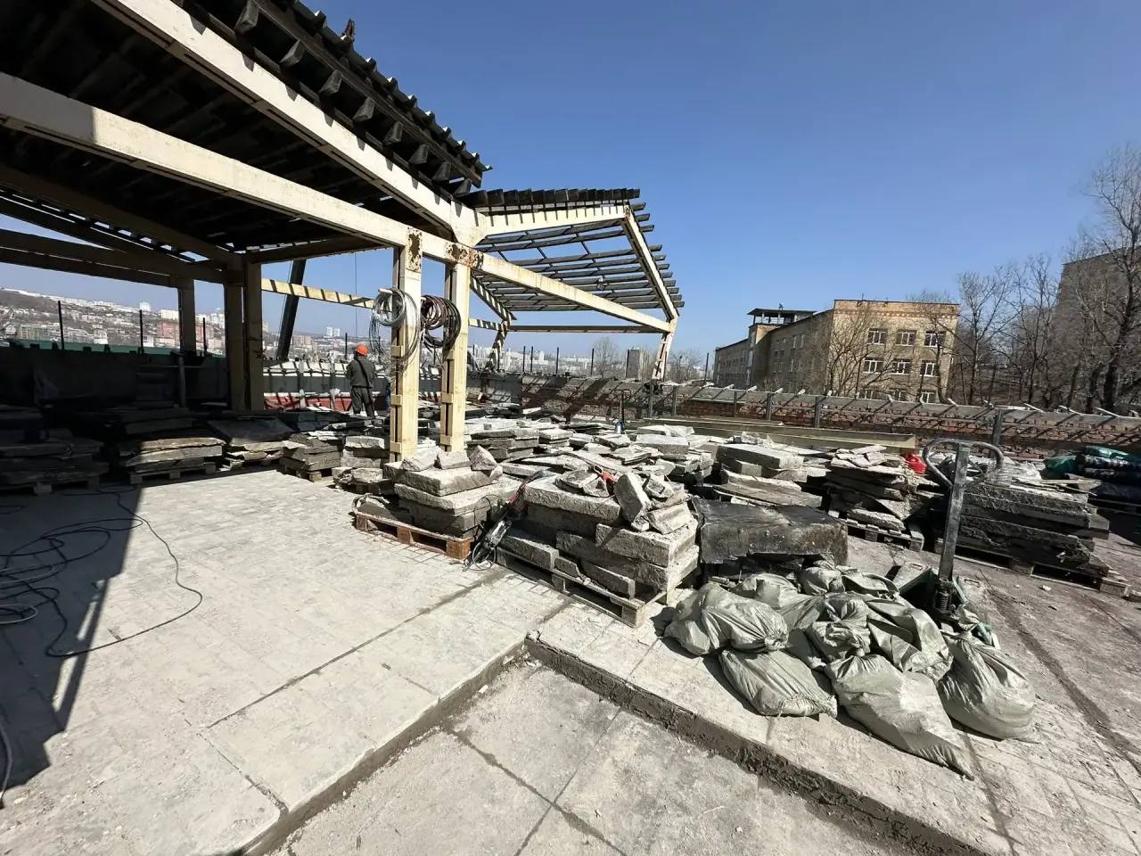 В детском саду № 121 во Владивостоке приводят в порядок кровлю