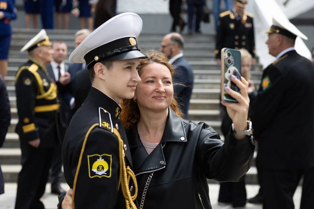 Во Владивостоке сегодня для десяти тысяч выпускников девятых и одиннадцатых классов прозвучали последние звонки