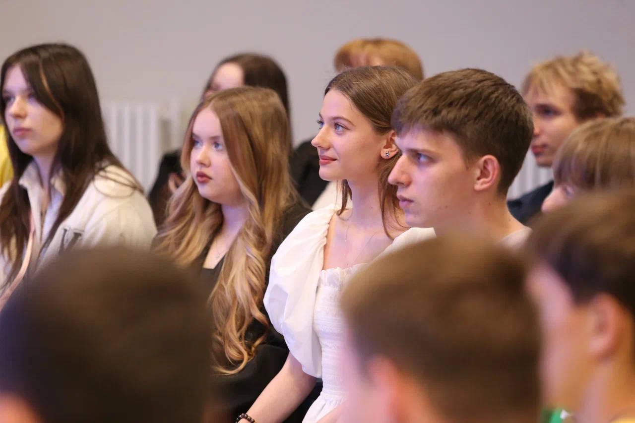 Встретился с победителями регионального этапа чемпионата «Профессионалы»