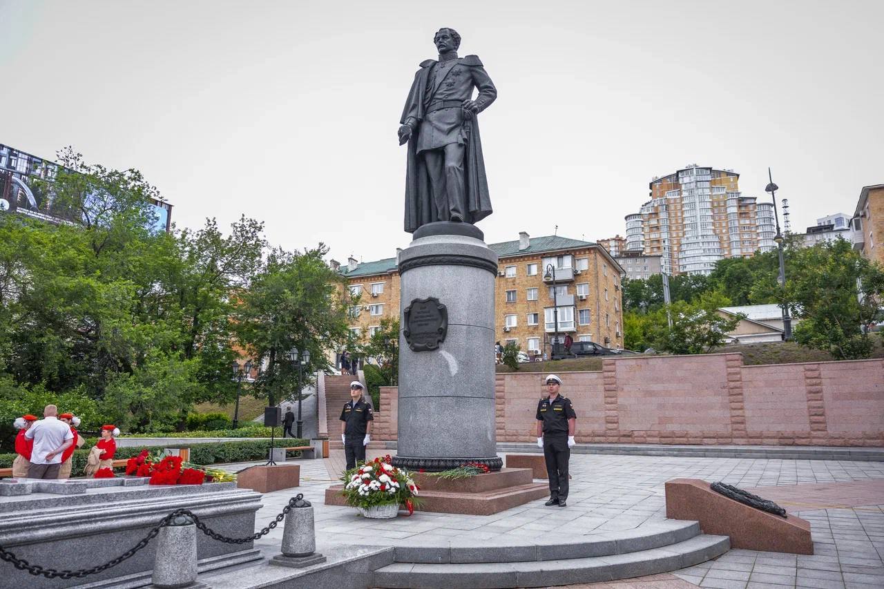 В честь 166-летия Владивостока состоялась церемония возложения цветов к памят…