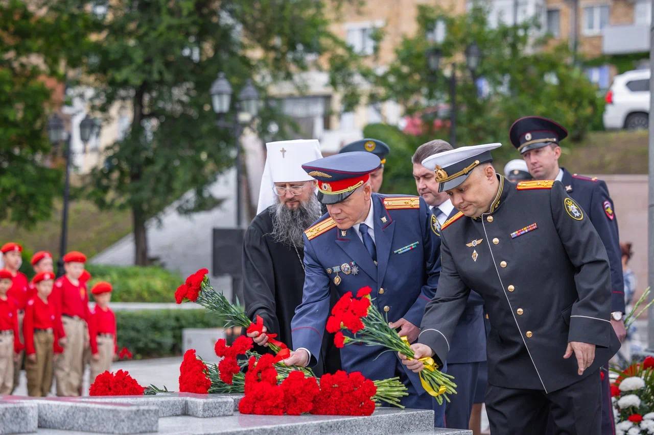 В честь 166-летия Владивостока состоялась церемония возложения цветов к памят…