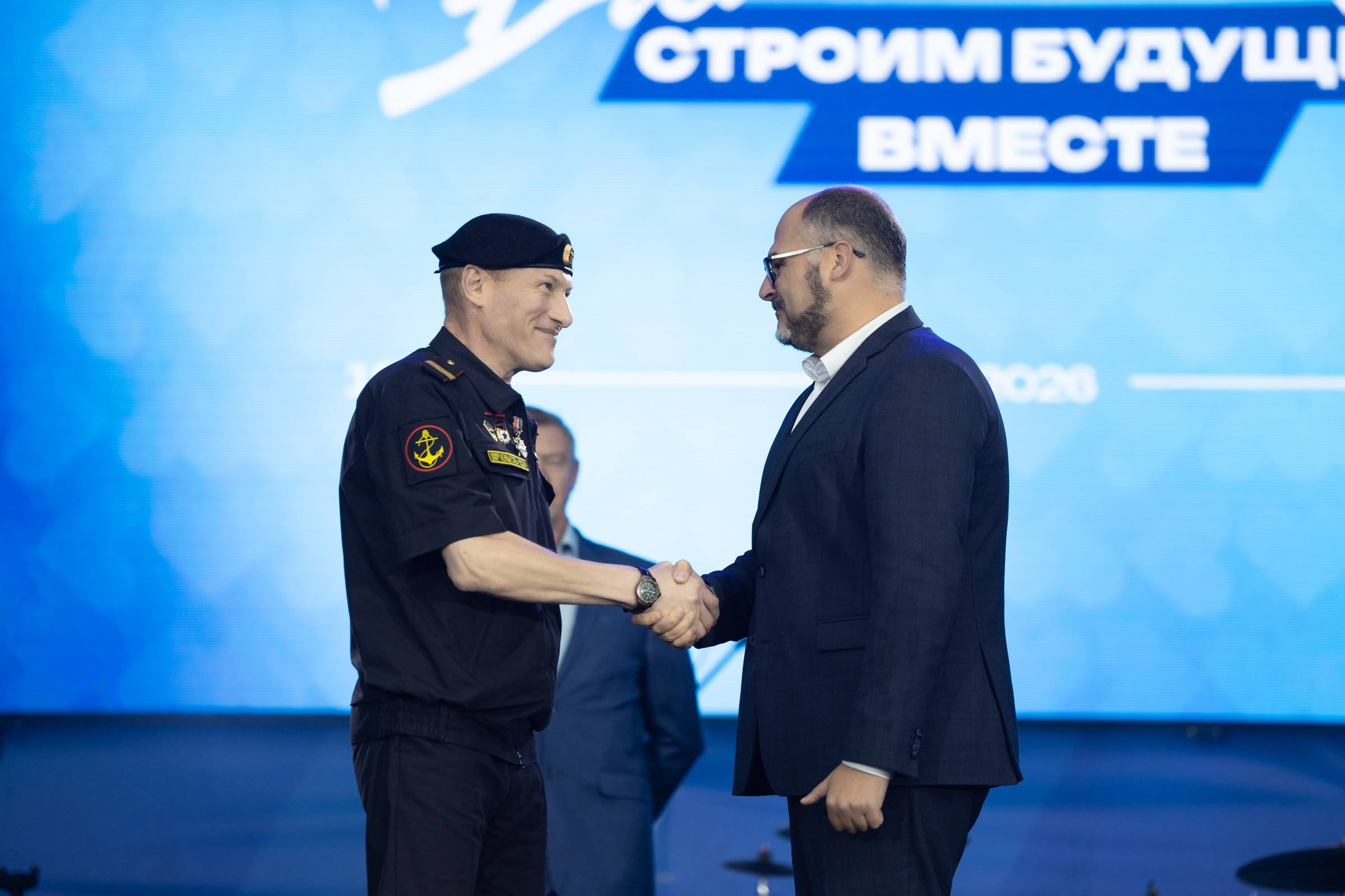 20 представителей различных профессий наградили сегодня на центральной площади Владивостока