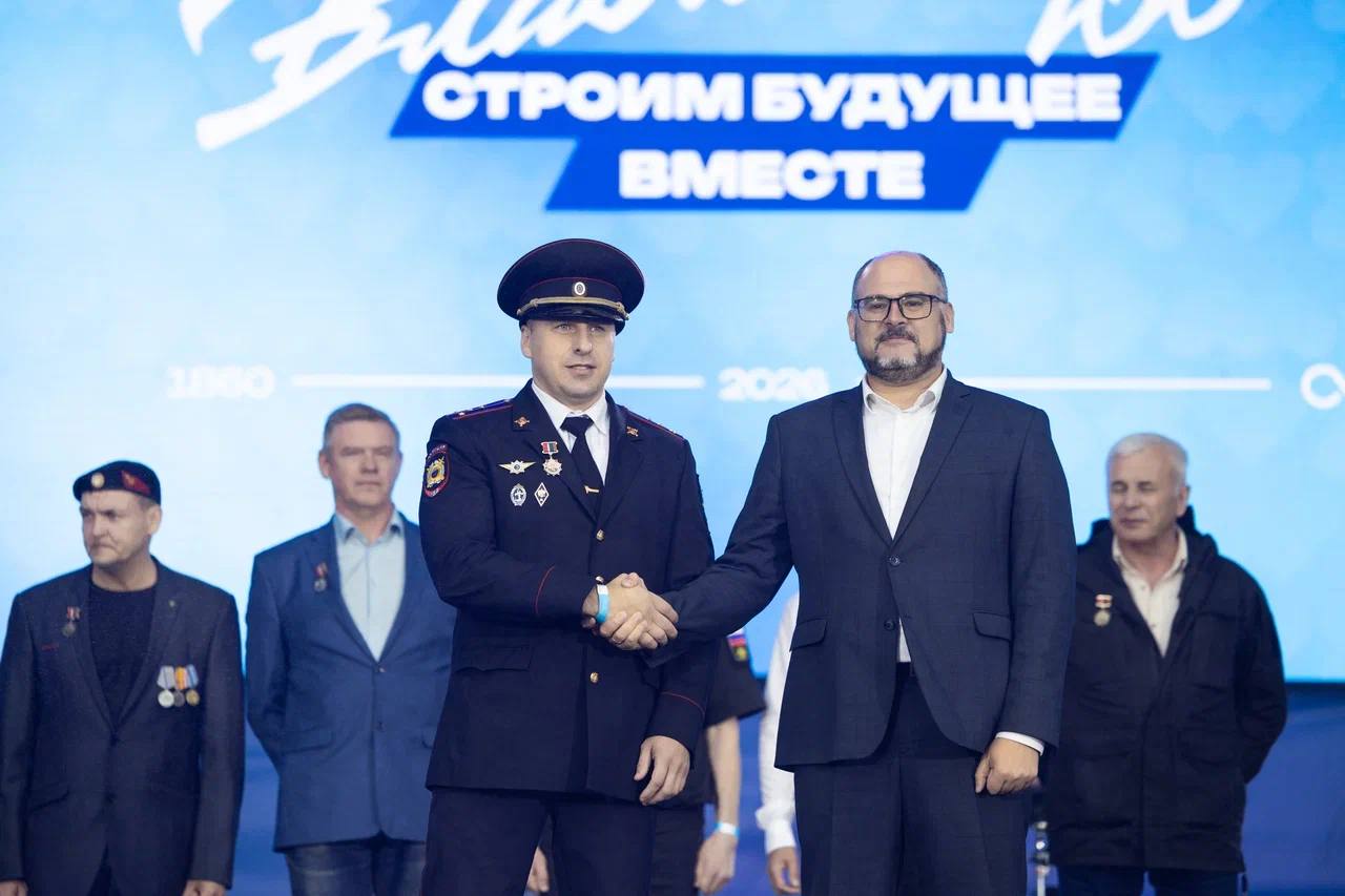 20 представителей различных профессий наградили сегодня на центральной площади Владивостока